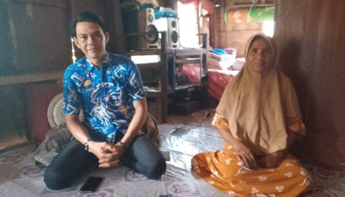 Perwakilan Kecamatan Bontolempangan Lakukan Silaturahmi ke Rumah Dg Sannen, Serahkan Bantuan Uang Tunai