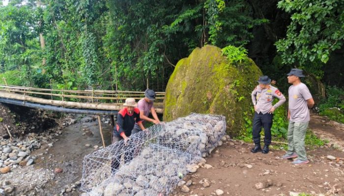 Kunjungi Lokasi Pembangunan Jembatan Penghubung Dua Dusun, Kompol Ramli Beri Semangat kepada Personel Batalyon B Pelopor
