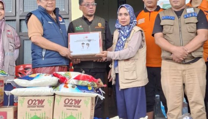 BPBD Sulsel Serahkan Bantuan Logistik Ke Pengungsi Banjir Kelurahan Katimbang