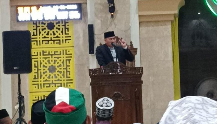 Danyon B Pelopor Satbrimob Polda Sulsel Sampaikan Taushiyah di Masjid Agung Kota Parepare.