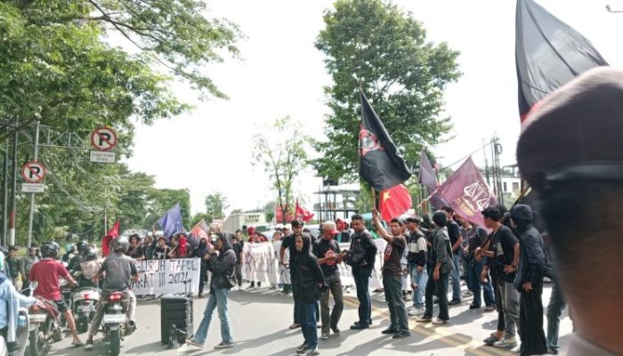Aksi PAPERA Memanas di Polda Sulsel, Polisi Diminta Hentikan Represi dan Bebaskan Aktivis !
