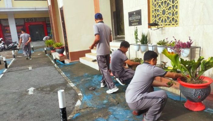 Tindak Lanjuti Arahan Presiden, Satintelkam Polres Gowa Kerja Bakti di Masjid Al Gaffar