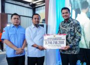 Gubernur Sulsel Serahkan Bantuan Bibit, Green House hingga Kapal Nelayan untuk Warga Bantaeng