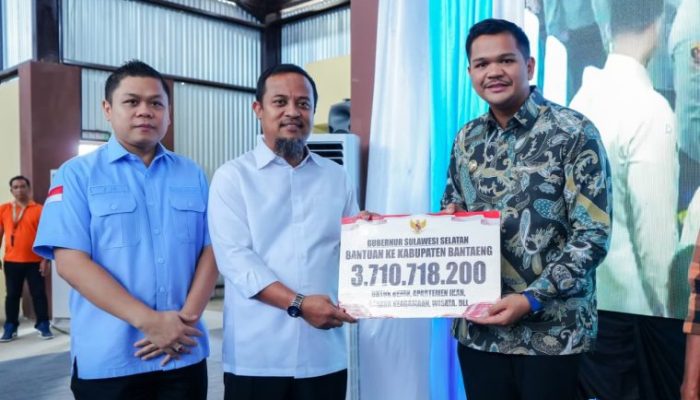Gubernur Sulsel Serahkan Bantuan Bibit, Green House hingga Kapal Nelayan untuk Warga Bantaeng