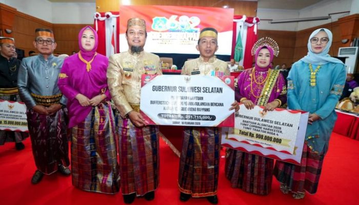 Kado Peringatan 682 Tahun Sidrap, Gubernur Sulsel Serahkan Bantuan Keuangan Rp15 M hingga Alsintan
