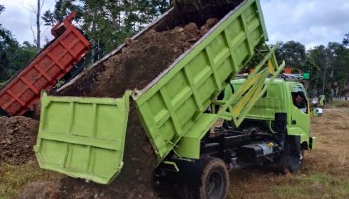 Genjot Pekerjaan Meski Cuaca Tak Bersahabat, PJ Desa Rappolemba Targetkan Lapangan Bajiminasa Siap Dipakai Lebaran