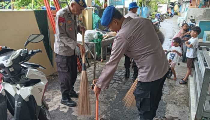 Ditpolairud PMJ Bersih-Bersih Masjid di Penjaringan, Dukung Gerakan Indonesia Asri