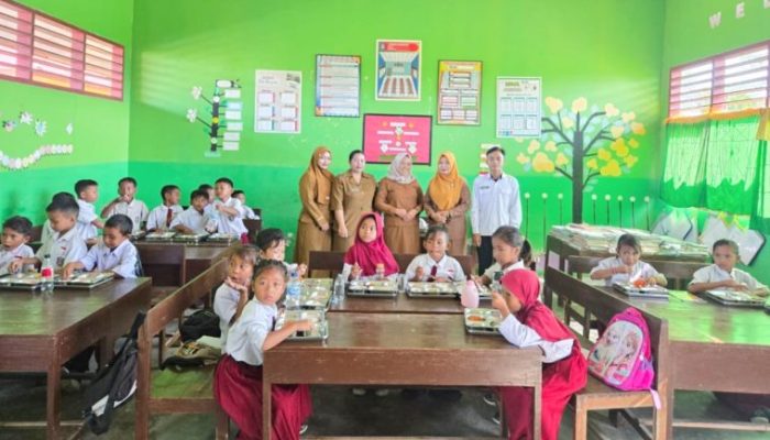 Siswa SDN 9 Tinanggea Antusias dan Terima Pendistribusian Perdana MBG
