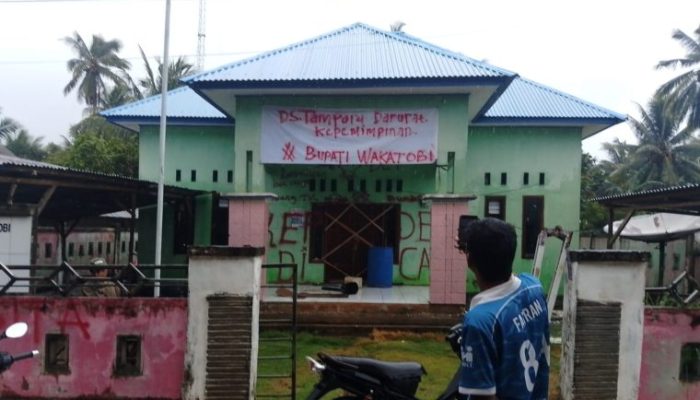 Pj Kades Tampara Diduga Lakukan Maladministrasi, Warganya Segel Kantor