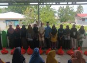 Ramadan Berbagi, Panitia Doin Cup XII Bagikan Ratusan Paket Sembako di Mangoli Barat