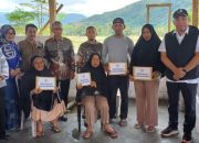 Gubernur Sulsel Bantu Warga Korban Kebakaran di Bua Luwu Bangun Kembali Rumahnya