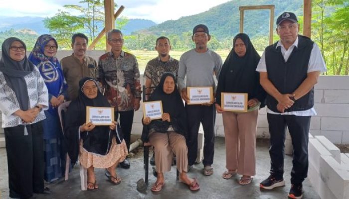 Gubernur Sulsel Bantu Warga Korban Kebakaran di Bua Luwu Bangun Kembali Rumahnya
