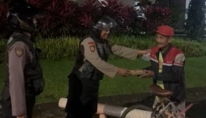 Tebar Kebaikan di Bulan Ramadan, Perintis Presisi Polres Gowa Berbagi Makan Sahur