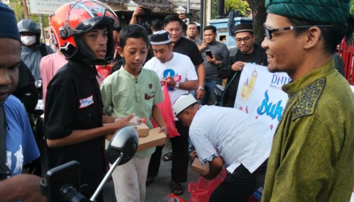 Wujud Empati dan Kebersamaan, Keluarga Besar DNID Media Group Tebar Takjil Gratis di Makassar   