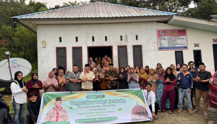 Wujudkan Kepedulian di Bulan Suci, Ketua Kwarda Sultra Serahkan Bantuan Sembako bagi Warga Desa Bokori