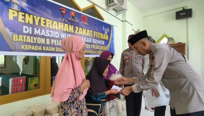 Batalyon B Pelopor Satuan Brimob Polda Sulsel Serahkan Zakat Fitrah kepada Kaum Duafa di Masjid Nurul Askar
