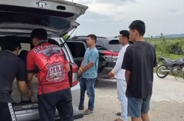 Ke tiga Pemuda asal Binongko yang tengah berdiri dalam keadaan tangan terikat