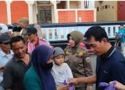 Bagi Takjil di Depan Rumah Dinas, Wakil Bupati Batang Turun Langsung Sapa Warga