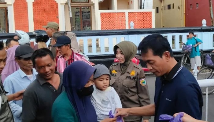 Bagi Takjil di Depan Rumah Dinas, Wakil Bupati Batang Turun Langsung Sapa Warga