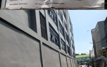 Diduga Kurang Pas Mengukur, Bangunan Pagar Sekolahan Di Ibukota Jakarta Miring!