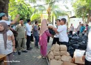 Polsek Kepulauan Seribu Selatan Laksanakan Pengamanan Penyaluran Sembako bagi Warga Dhuafa di Pulau Untung Jawa