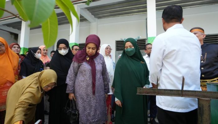 PKK Goes to School di SMA Negeri 1 Soppeng, Salurkan Bibit Tanaman Produktif