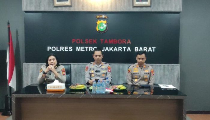 Wakapolres Metro Jakarta Barat Tekankan Pelayanan Masyarakat dan Pengecekan Urin di Polsek Tambora