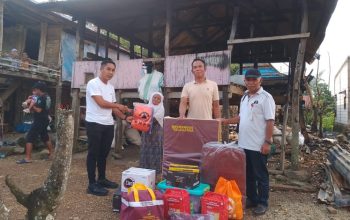 Kebakaran Rumah Panggung di Kelurahan Tonrorita, Kecamatan Biringbulu, Kabupaten Gowa  Faktual.net,Gowa — Kebakaran melanda sebuah rumah panggung milik warga di Lingkungan Tompona, Kelurahan Tonrorita, Kecamatan Biringbulu, Kabupaten Gowa, pada Rabu (07/04/2026) sekitar pukul 14.30 WITA.  Rumah tersebut diketahui milik Dg. Tapa (50), seorang petani. Saat kejadian, rumah dalam keadaan kosong karena korban bersama istrinya sedang berada di kebun. Saksi, Dg. Sattuang (53), melihat kobaran api berasal dari dapur rumah korban. Kamis ( 16 / April / 2026 )   Ia kemudian berteriak meminta pertolongan, sehingga warga sekitar segera berdatangan dan berupaya memadamkan api menggunakan alat seadanya seperti pompa racun dan damkar mini dari pemerintah setempat.  Namun, karena bangunan rumah terbuat dari kayu, api dengan cepat membesar dan sulit dikendalikan. Akibatnya, rumah beserta seluruh isinya hangus terbakar hingga rata dengan tanah.  Berdasarkan keterangan saksi dan hasil pengamatan awal, kebakaran diduga disebabkan oleh hubungan arus pendek (korsleting listrik) yang berasal dari dapur.  Api berhasil dipadamkan sekitar pukul 15.30 WITA oleh warga dengan bantuan peralatan yang tersedia. Kerugian akibat kejadian tersebut meliputi satu unit rumah panggung beserta seluruh perabotan, satu unit sepeda motor Yamaha Nmax, satu unit sepeda motor Yamaha F1ZR, lima puluh karung jagung, serta satu unit mesin dros jagung merek Kubota. Total kerugian material diperkirakan mencapai Rp150.000.000 (seratus lima puluh juta rupiah.   Langkah yang telah diambil antara lain mengumpulkan keterangan dari korban dan saksi, melaporkan kejadian kepada atasan, serta berkoordinasi dengan BPBD dan Dinas Sosial Kabupaten Gowa.  Masyarakat diimbau untuk meningkatkan kewaspadaan terhadap potensi kebakaran, khususnya yang disebabkan oleh instalasi listrik.  Dilaporkan oleh Lurah Tonrorita