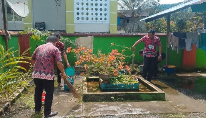 Kerja Bakti Bersihkan Halaman Puskesmas Bontolempangan 1, Ciptakan Lingkungan Asri dan Nyaman
