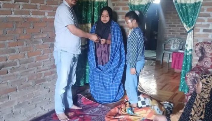 Anggota DPR dari Partai Persatuan Pembangunan (PPP) Serahkan Bantuan Tunai kepada Korban Kebakaran di Desa Bontoloe