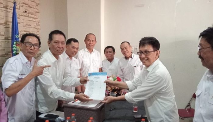 Dikawal Para Pendukung, Suwardi Thahir Resmi Kembalikan Formulir Calon Ketua