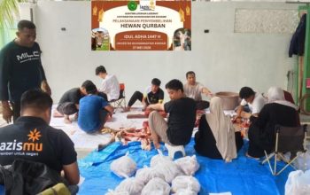 Hadirkan Semangat Berbagi, Kantor Layanan Lazismu UM Kendari Salurkan Daging Kurban ke Masyarakat