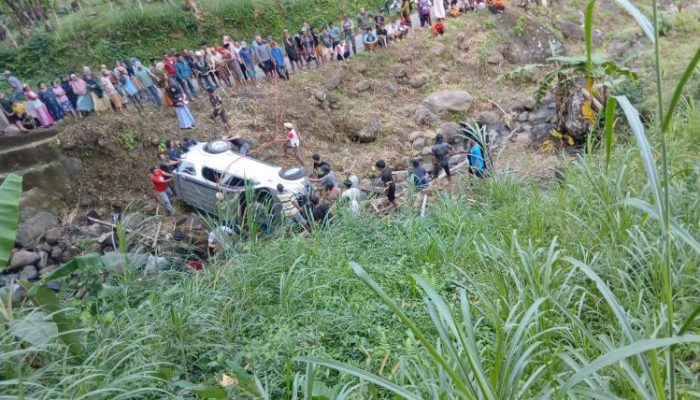 Mobil milik K,H. Patorahman masuk ke sungai di Dusun Bontomanai saat hendak menuju Lassa-Lassa