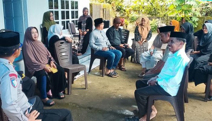 AKP Ibrahim Bersama Wakapolsek dan Anggota Polsek Bungaya Melayat ke Rumah Duka Almarhum Baharuddin H. Tayang