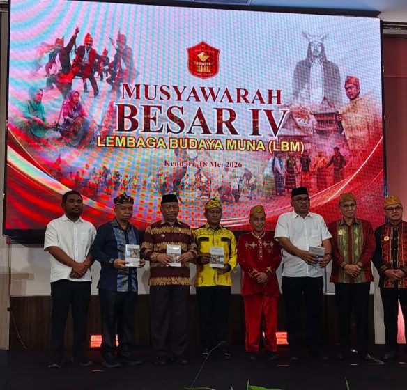 Foto Bersama La Ode Darwin bersama Tokoh Tokoh Muna