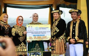 SDN 08 Bungku  Ditetapkan 10 Besar Sekolah Terbaik di Sulteng, Bupati Morowali Apresiasi dan Serahkan Hadiah 10 Juta