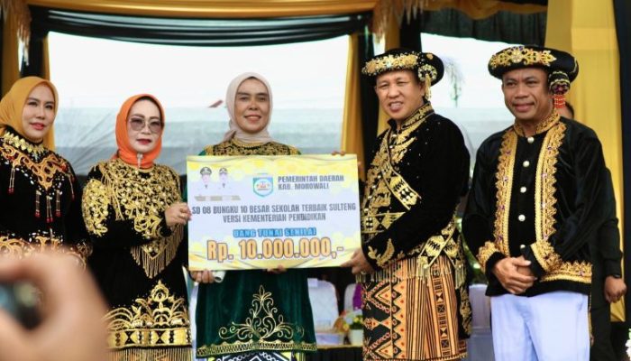 SDN 08 Bungku  Ditetapkan 10 Besar Sekolah Terbaik di Sulteng, Bupati Morowali Apresiasi dan Serahkan Hadiah 10 Juta
