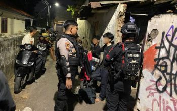 Patroli Brimob PMJ Dan Perintis Gagalkan Dugaan Tawuran di Cipinang Muara, Sajam dan Molotov Diamankan