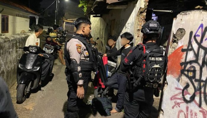 Patroli Brimob PMJ Dan Perintis Gagalkan Dugaan Tawuran di Cipinang Muara, Sajam dan Molotov Diamankan