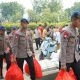 Brimob Metro Jaya Kerahkan 2 Unit Kendaraan Dapur Lapangan (Randurlap), Bagikan Bantuan Makanan untuk Korban Kebakaran Pasar Jiung
