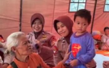 Polwan Brimob Polda Metro Jaya Berikan Trauma Healing untuk Anak-anak Korban Kebakaran Pasar Jiung Kemayoran