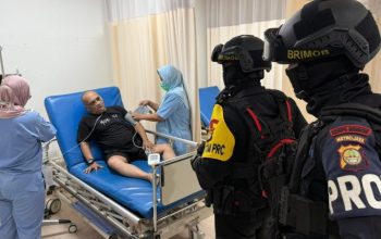 Patroli Brimob Metro Jaya di Jakarta Utara Bantu Warga Sakit ke Rumah Sakit