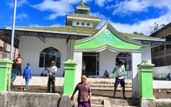 Suaib, S.Sos Bersama Warga Gotong Royong Renovasi Masjid Baitul Makmur Desa Ulujangang