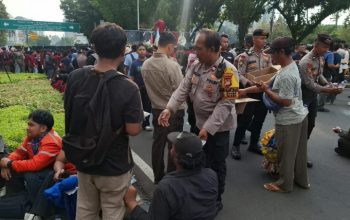 Polisi Bagikan Roti dan Air Mineral untuk Massa Aksi Mahasiswa BEM UBK di Silang Selatan