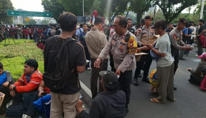 Polisi Bagikan Roti dan Air Mineral untuk Massa Aksi Mahasiswa BEM UBK di Silang Selatan