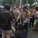 Polisi Bagikan Roti dan Air Mineral untuk Massa Aksi Mahasiswa BEM UBK di Silang Selatan