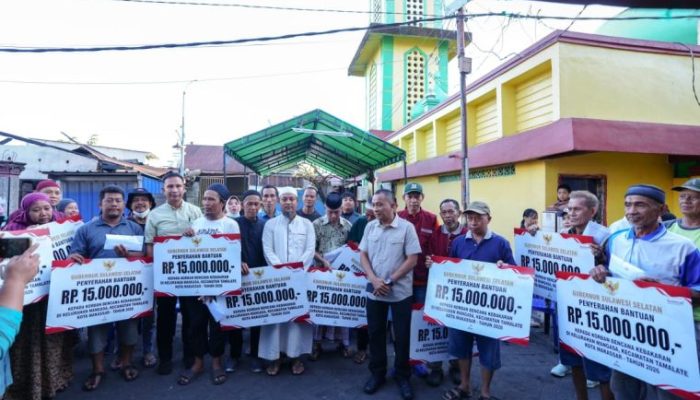 Gubernur Sulsel Salurkan Bantuan Sosial dan Rehabilitasi Rumah Korban Kebakaran Jalan Sultan Alauddin III