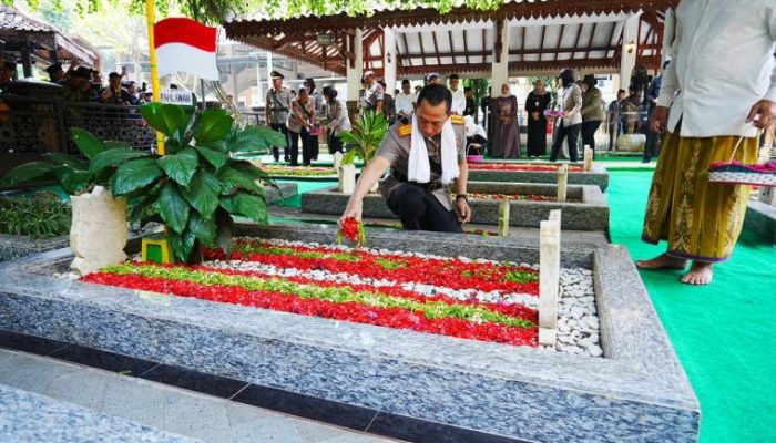 Jelang Hari Bhayangkara, Kapolri Ziarah ke Makam Gus Dur