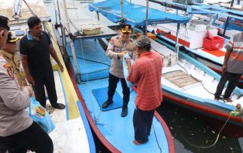 Kapolres Kepulauan Seribu Pimpin Bakti Sosial, Kesehatan dan Religi di Pulau Untung Jawa Sambut Hari Bhayangkara ke-80
