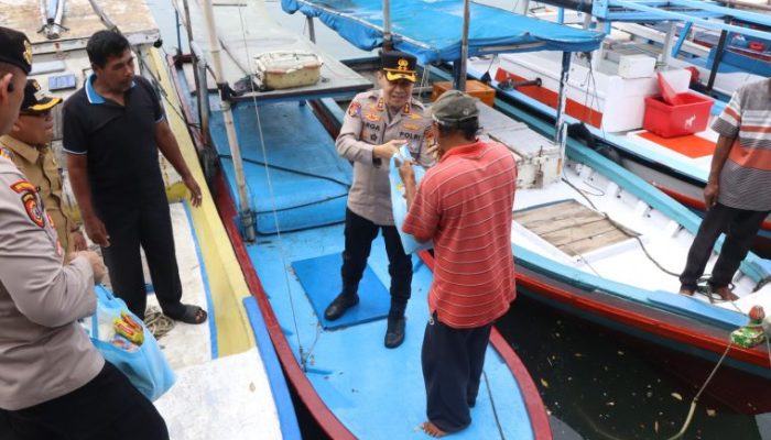 Kapolres Kepulauan Seribu Pimpin Bakti Sosial, Kesehatan dan Religi di Pulau Untung Jawa Sambut Hari Bhayangkara ke-80
